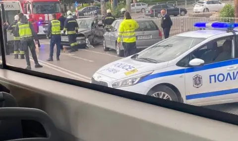Автобус на градския транспорт помете кола в София, загинал е мъж (ВИДЕО) - 1