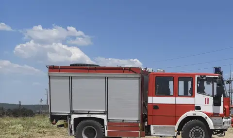 Пожар гори до авиобаза Безмер - 1