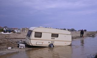 Забраните за пиене на вода и къпане в морето край Царево остават