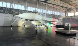 Първият F-16 беше официално посрещнат в хангар. Не полетя