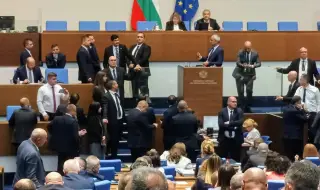 Цончо Ганев блъсна Божанков, депутати ги разтърваха